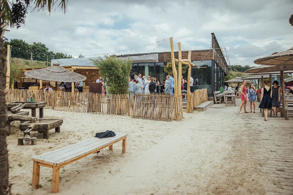 Barfuß ins Eheglück: Eine freie Trauung direkt am Wasser im Beachclub Nethen