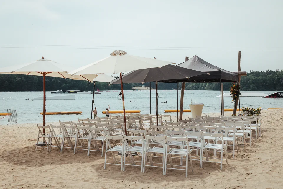 Freie Trauung am Sandstrand im Beachclub Nethen mit Blick auf den See