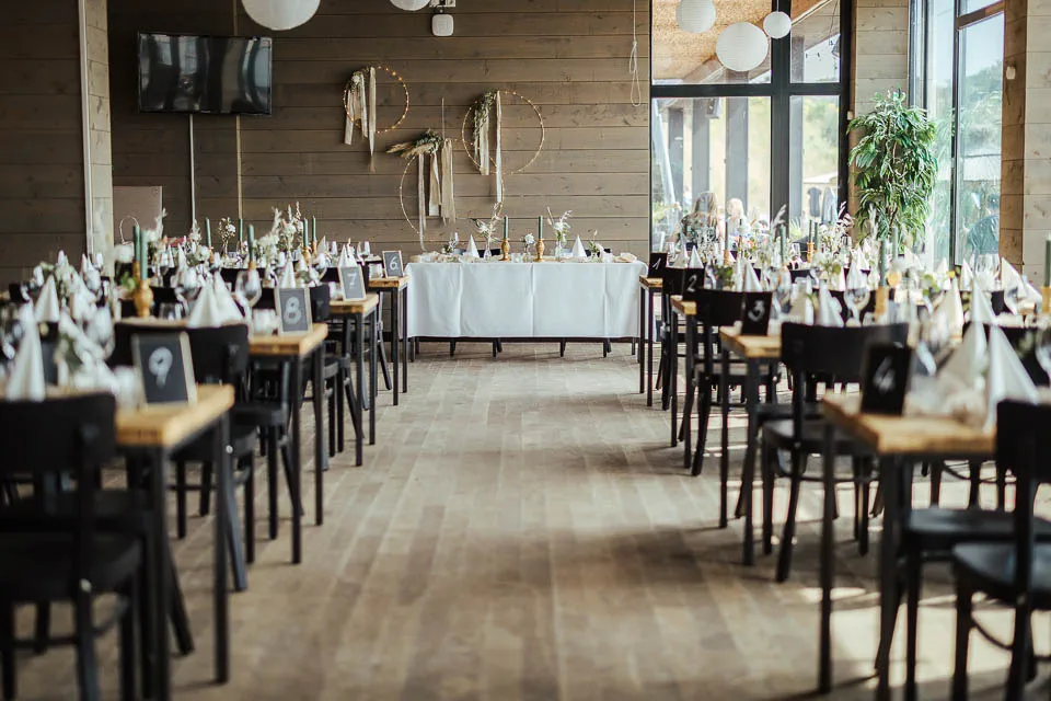 Liebevolle Details und edle Tischkultur im Beachclub Nethen