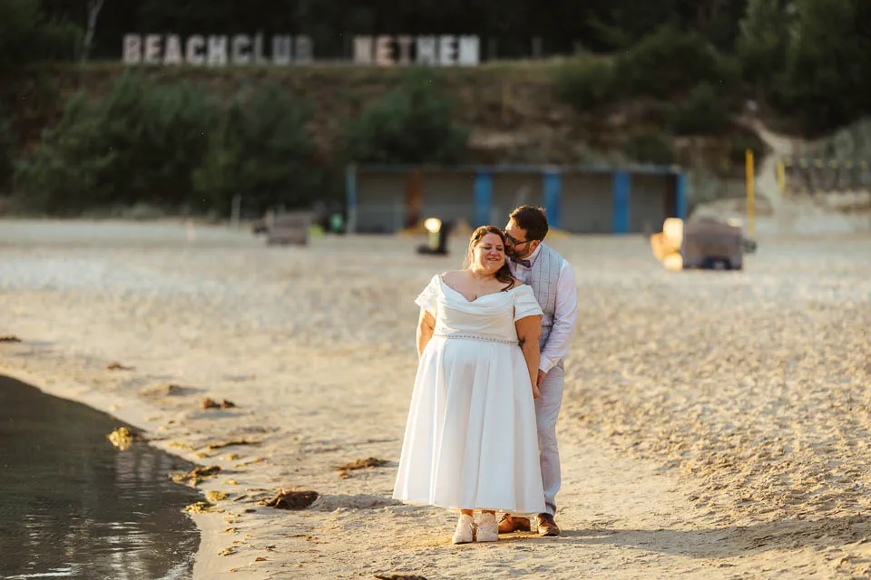 Romantisches Abendlicht am See beim Brautpaarshooting im Beachclub Nethen