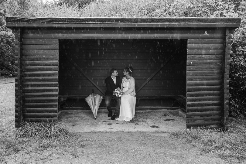 Hochzeitspaar im Regen