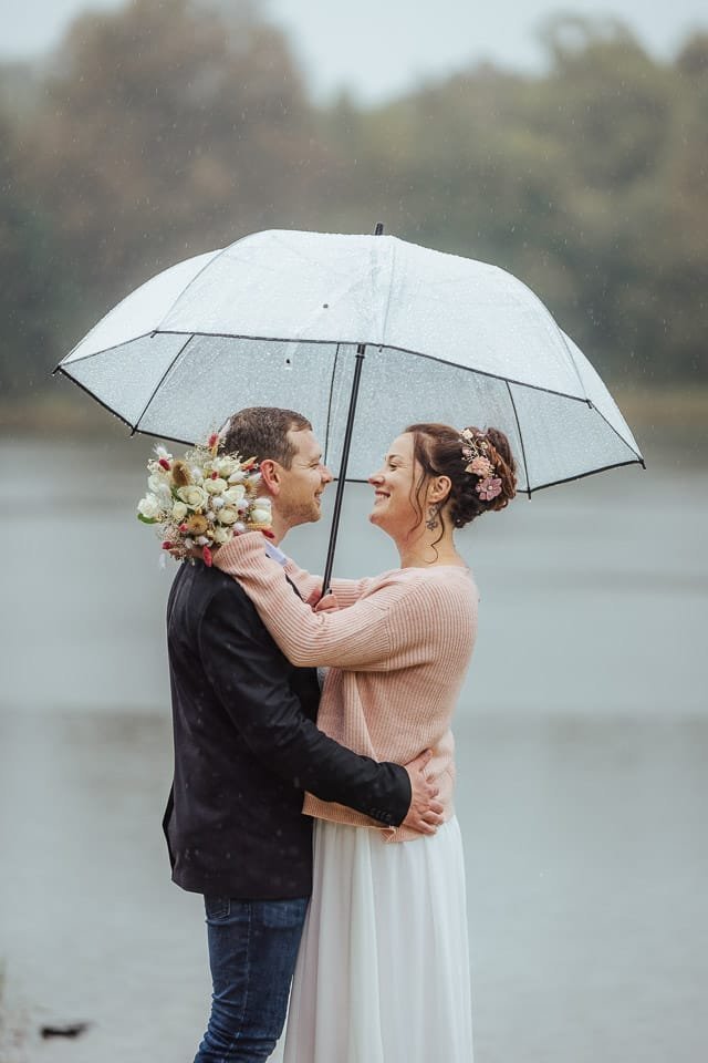 Hochzeitspaar im Regen