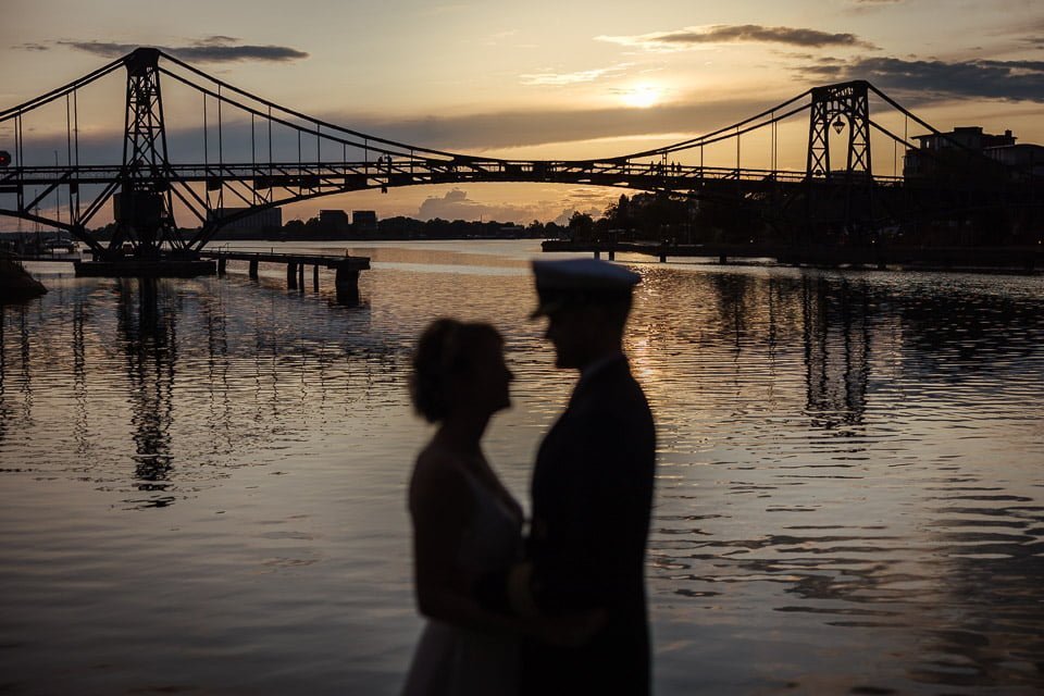 Hochzeitspaar vor der Kaiser-Wilhelm-Brücke bei Sonnenuntergang
