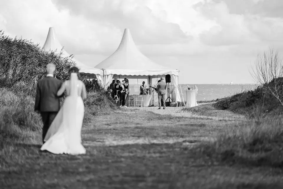 Hochzeitsfotos Charlotte und Maximilian – First Look am Strand von Hooksiel