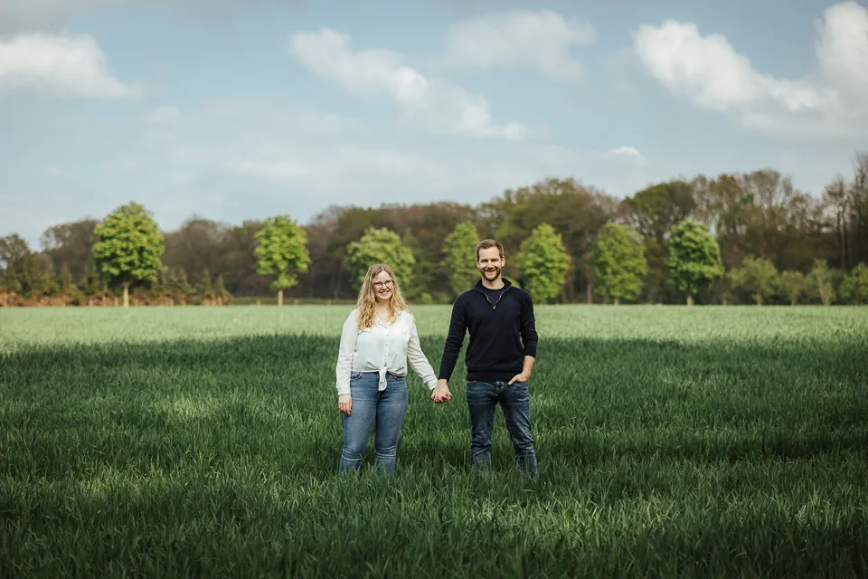 Hochzeitsfotograf Lastrup: Christin und Tobias beim Paarshooting auf der Wiese