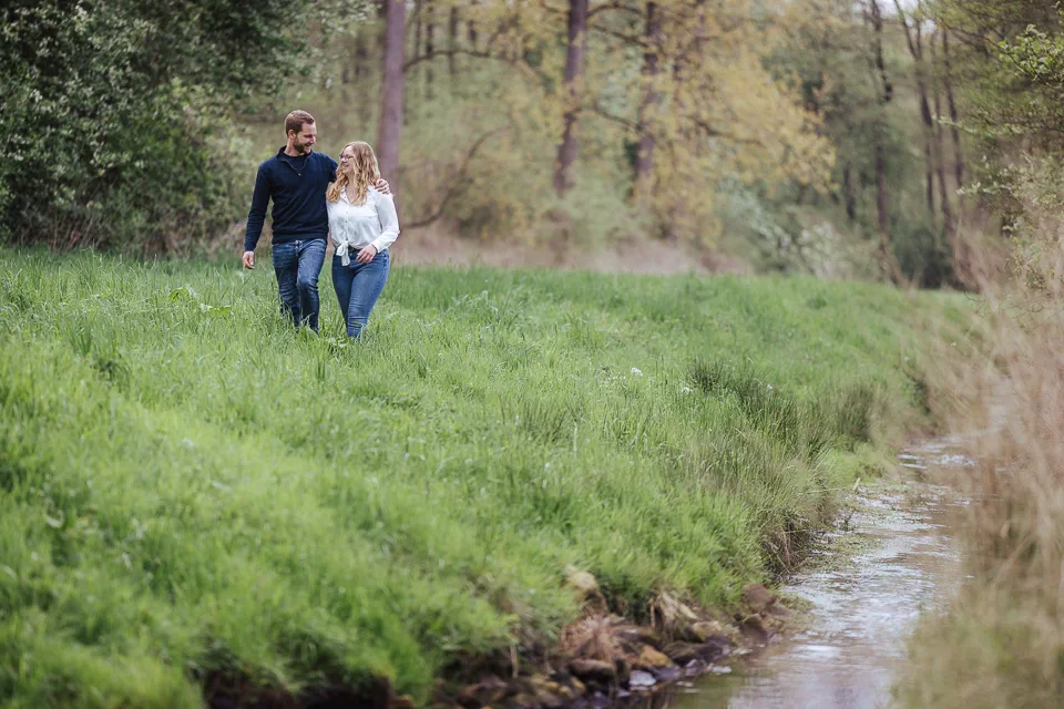 Authentische Paarfotografie am Bachlauf in Lastrup im Landkreis Cloppenburg