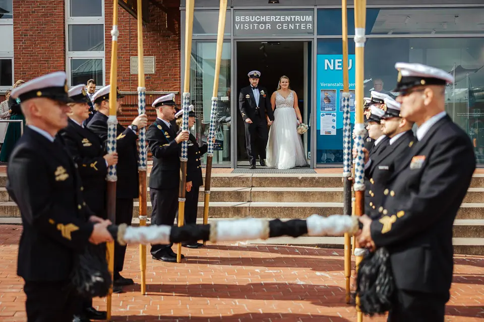 Traditionelles Marine-Paddelspalier der Kameraden für das Brautpaar vor dem Wattenmeerhaus Wilhelmshaven