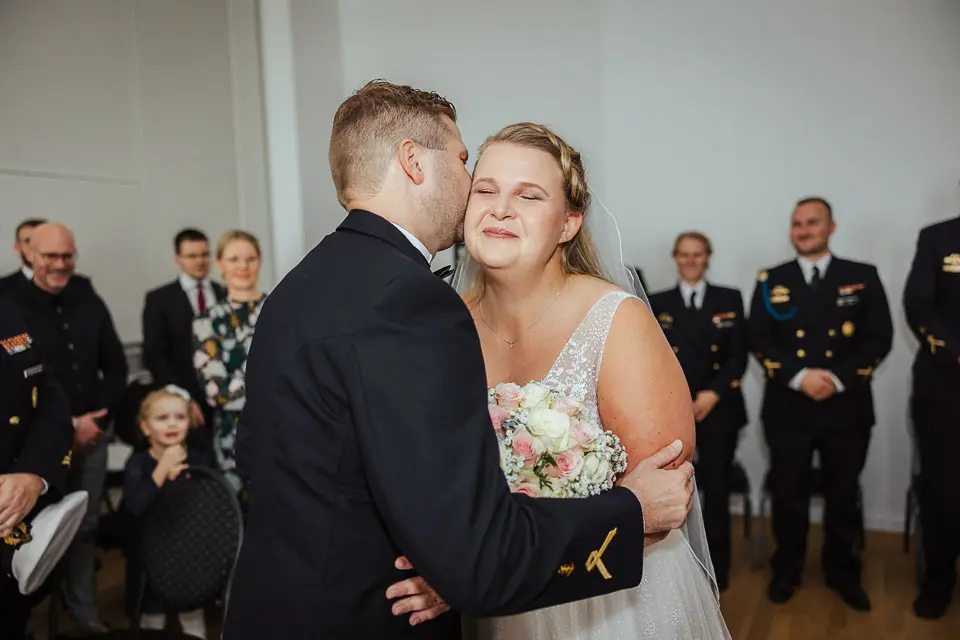 Emotionaler Moment der standesamtlichen Trauung im Wattenmeerhaus Wilhelmshaven: Jenny und Michael geben sich das Ja-Wort