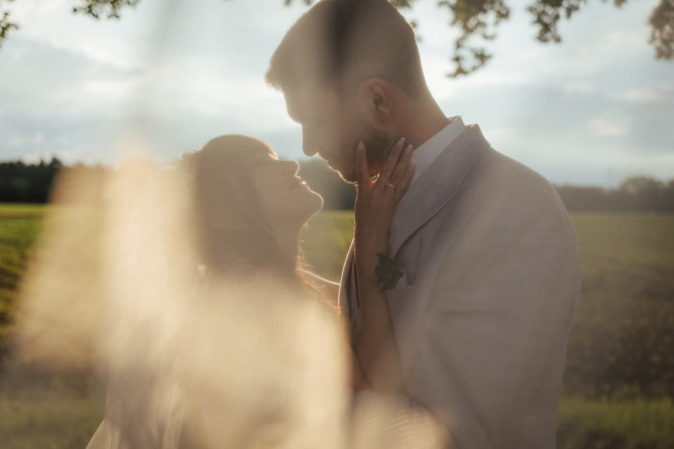 Hochzeitspaar beim Sonnenuntergang