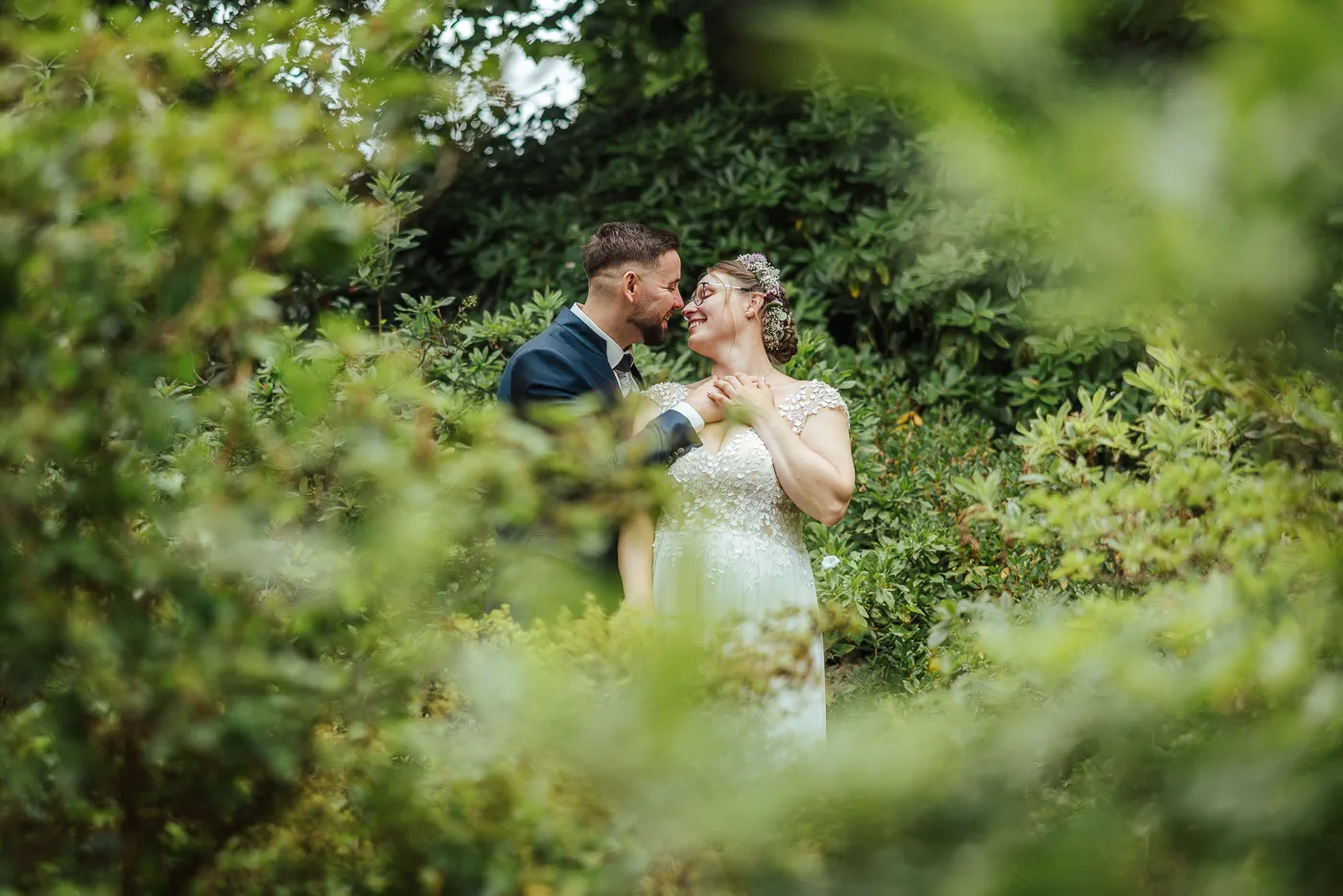 Hochzeitspaar im Rosarium Wilhelmshaven – Werner Philipps Hochzeitsfotograf