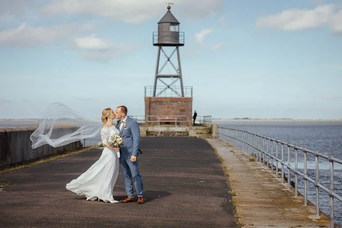 Hochzeitspaar an der Alten Mole - Foto 3