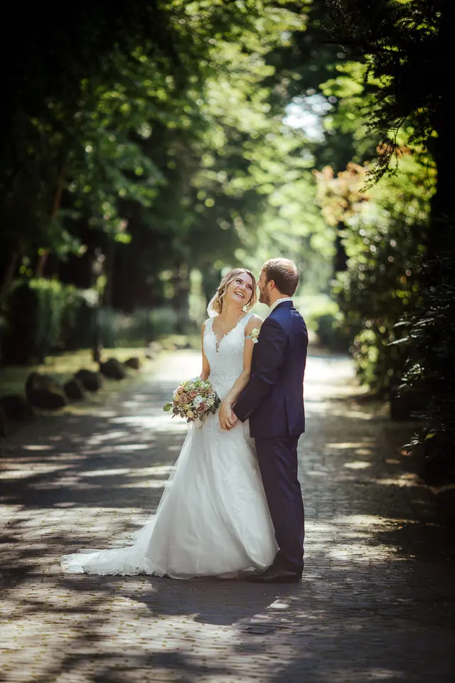 Hochzeitspaar auf Burg Kniphausen - Foto 6