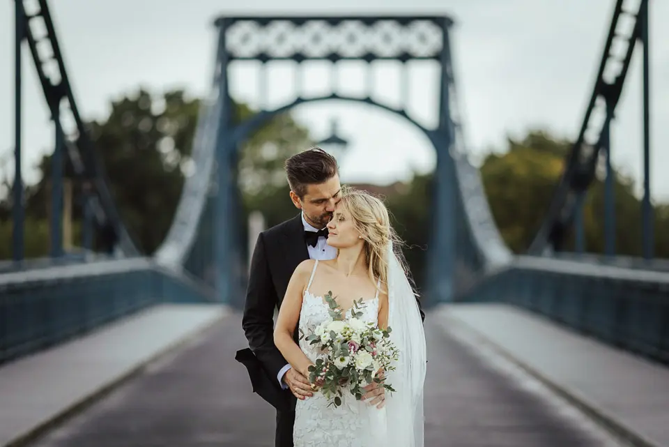 Hochzeitspaar an der Kaiser-Wilhelm-Brücke - Foto 3