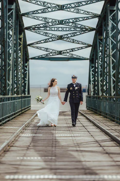 Hochzeitspaar an der Nassaubrücke - Foto 1