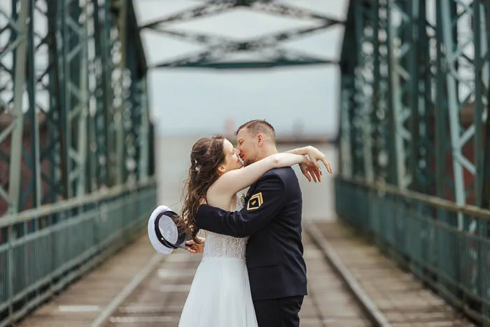 Hochzeitspaar an der Nassaubrücke - Foto 3