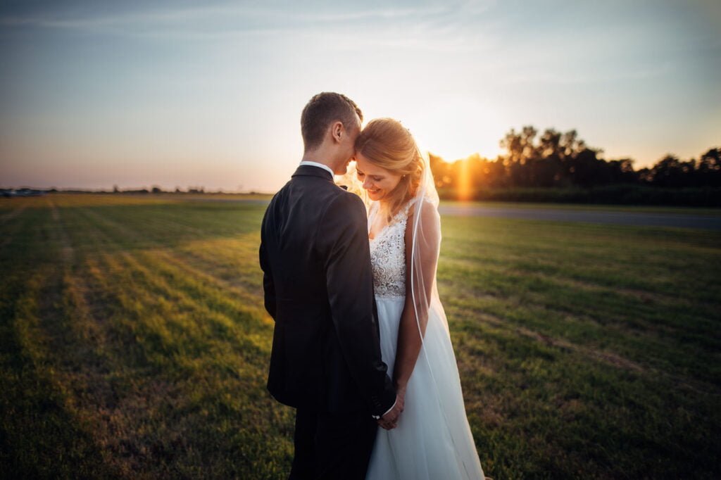 Hochzeitspaar bei Sonnenuntergang in Leer