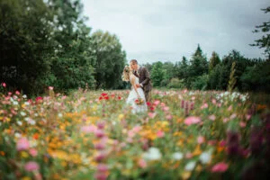 Hochzeitspaar im Blumenfeld in Wilhelmshaven