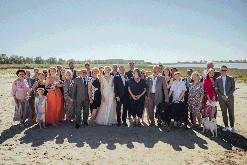 Animiertes Gruppenfoto einer Hochzeit am Strand von Hooksiel