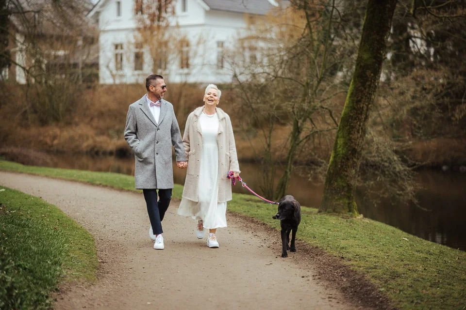 Hochzeitspaar im Schlosspark in Jever