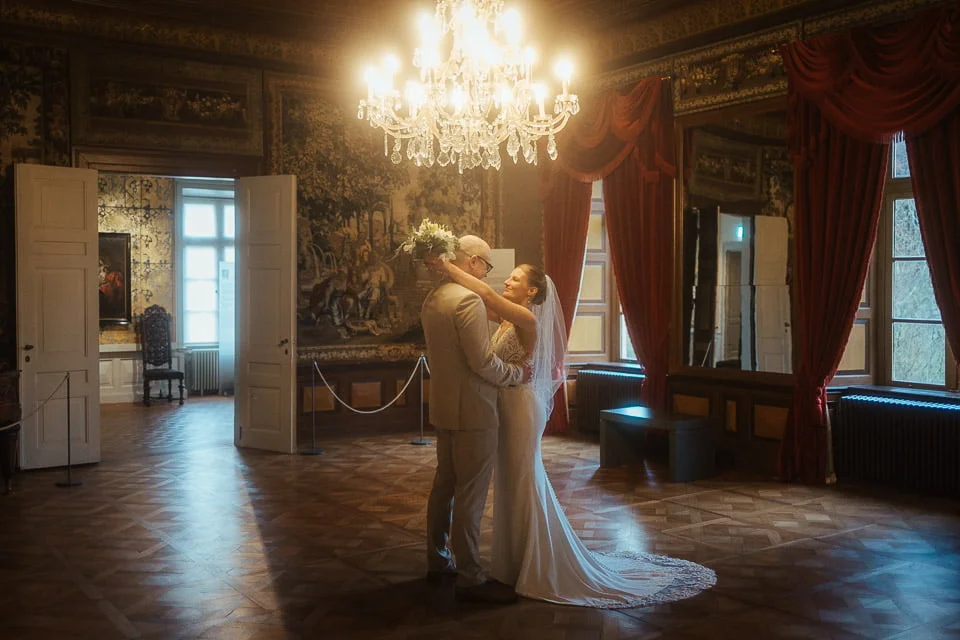 Hochzeitspaar im Schlossmuseum Jever