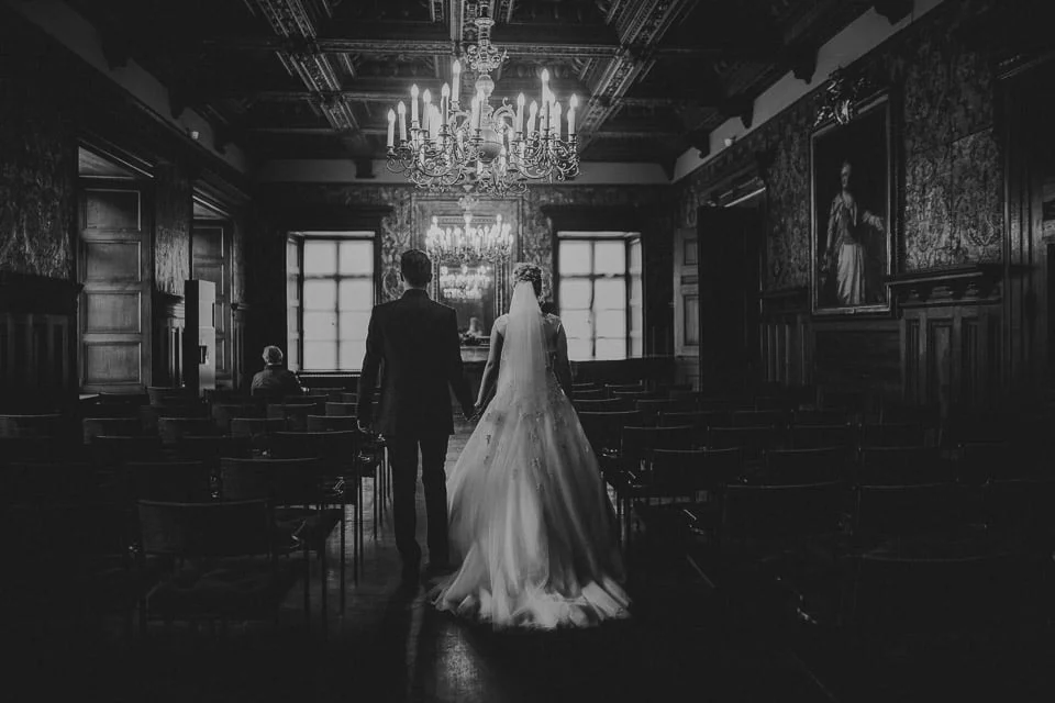 Hochzeitspaar im Audienzsaal im Schlossmuseum Jever