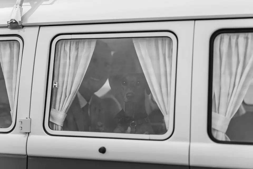 Hochzeitspaar im VW Bus am Strand in Hooksiel