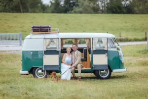 Hochzeitspaar im VW Bus am Strand von Hooksiel